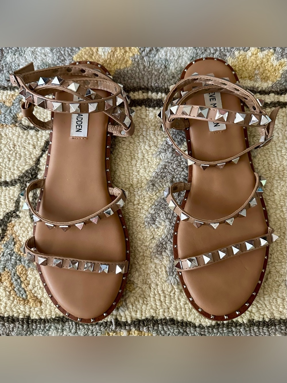 steve madden vegan leather & silver studs tan flat sandals / size 8